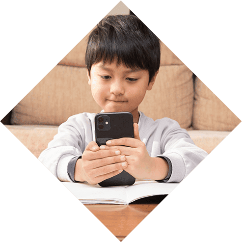 スマートフォンを操作している男の子の写真